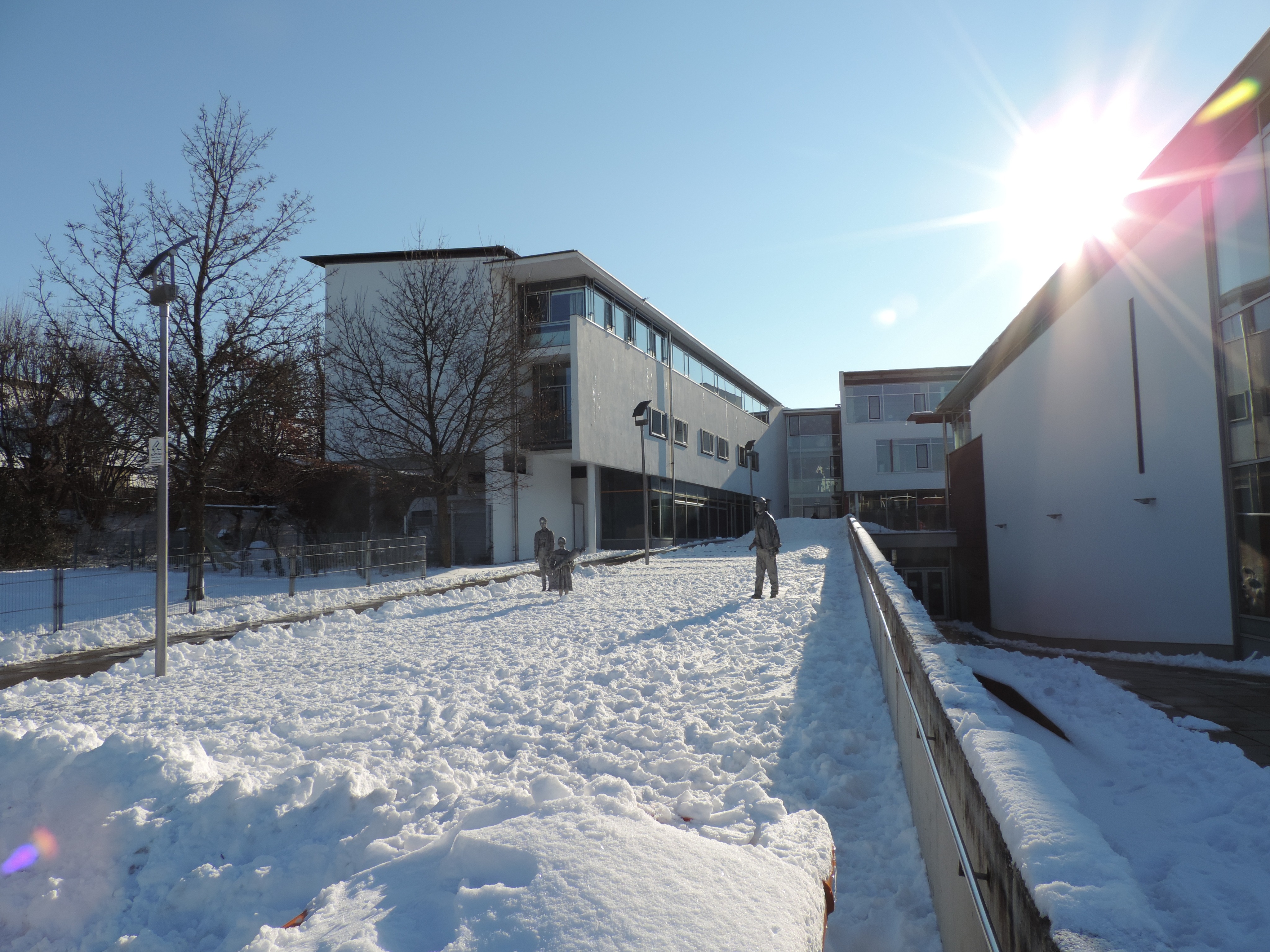 Eingang Schule im Winter
